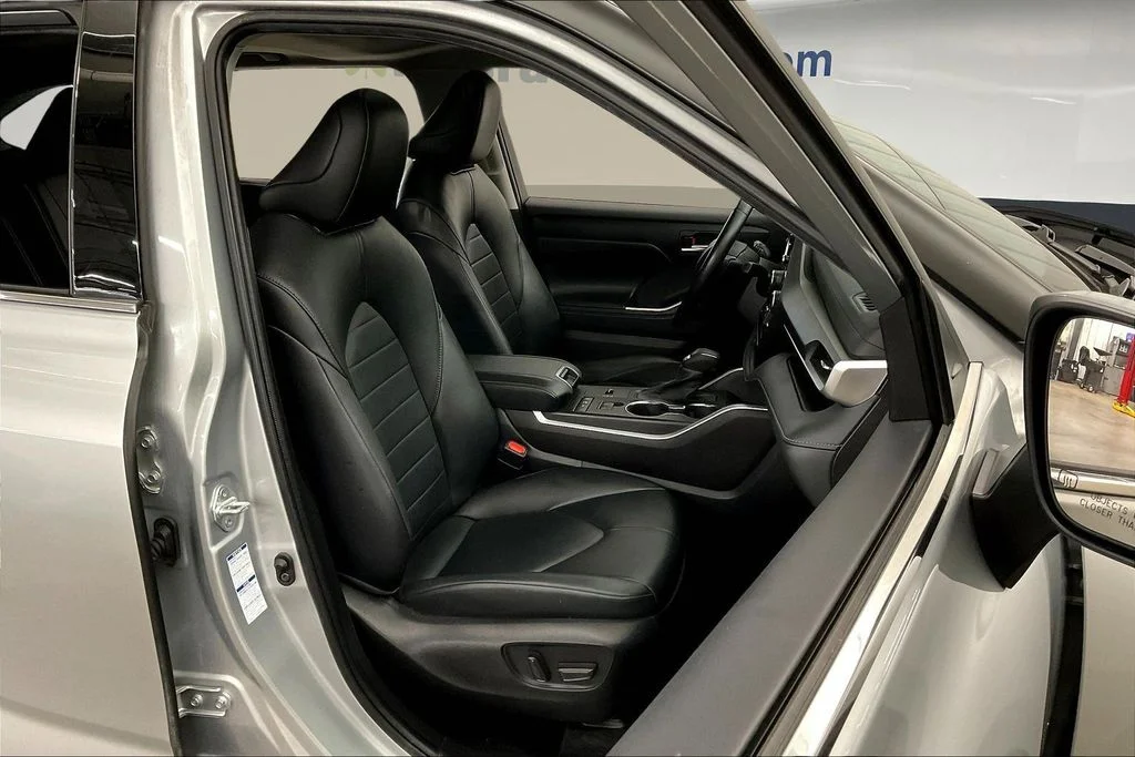 Used 2022 Silver Toyota XLE image 10