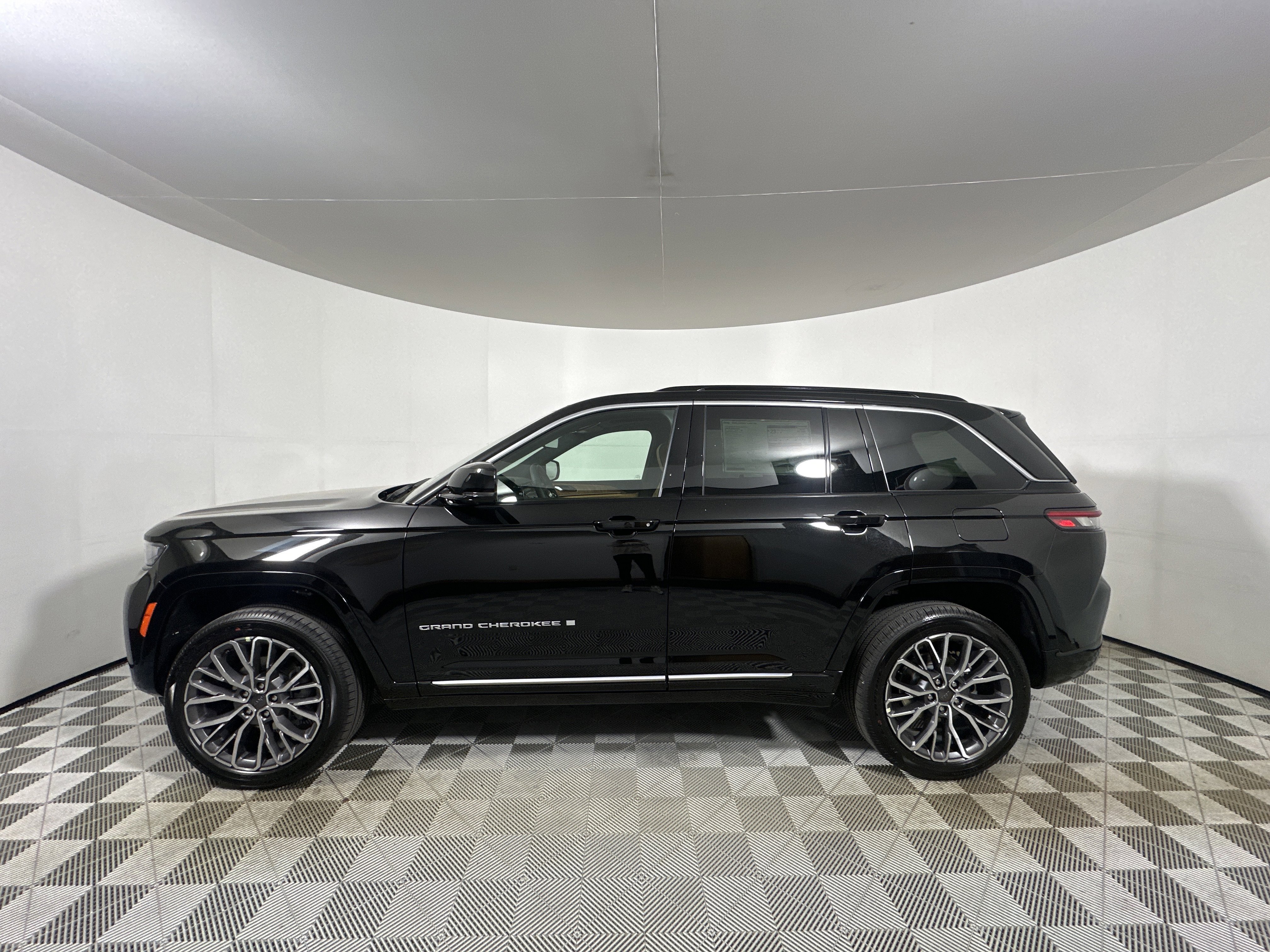 New 2026 Diamond Black Crystal Pearlcoat Jeep Summit image 4