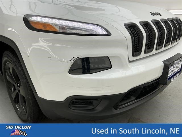 Used 2017 Bright White Clearcoat Jeep Altitude image 25