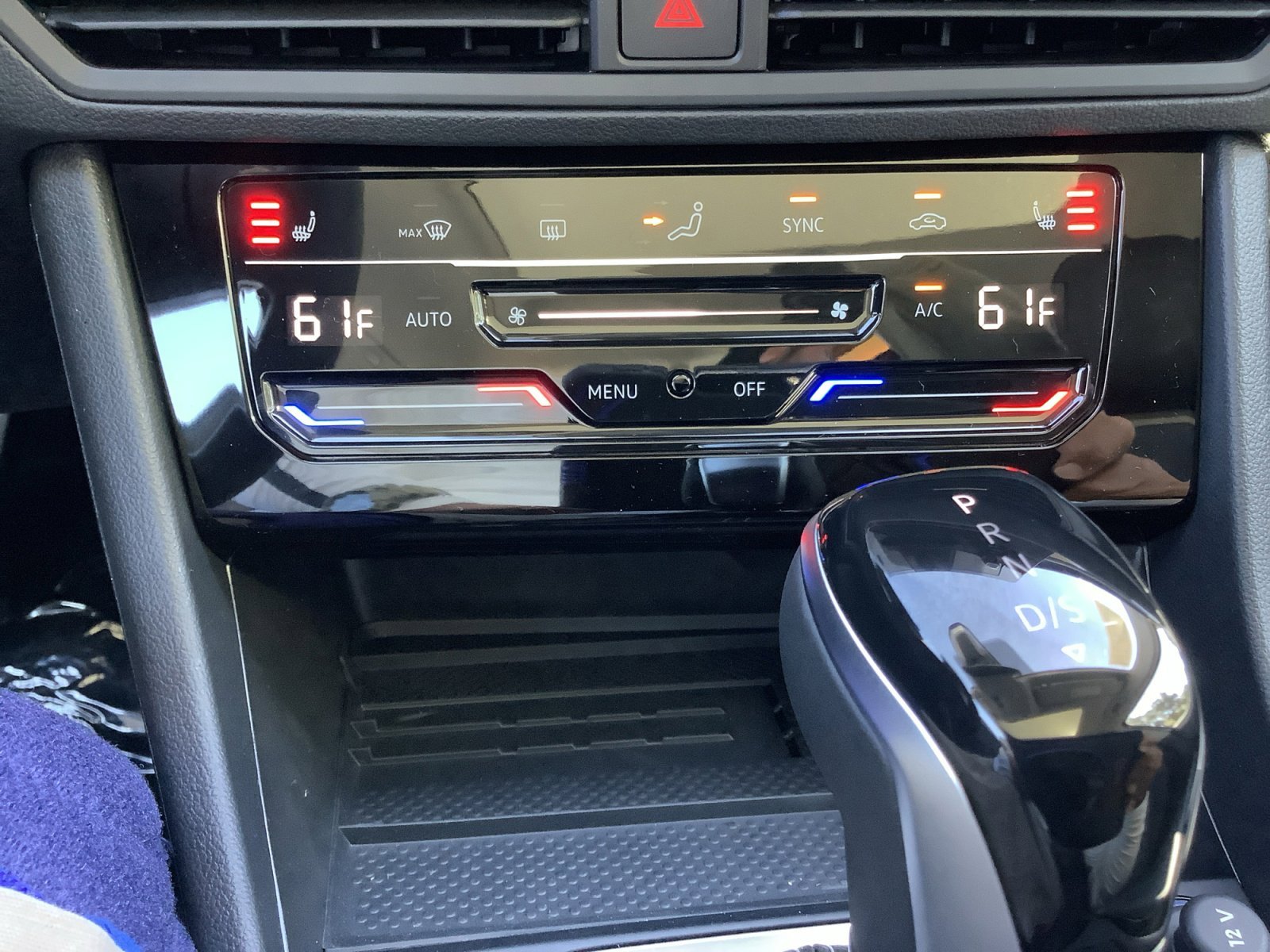 New 2026 PLATINUM GRAY M Volkswagen SE image 24