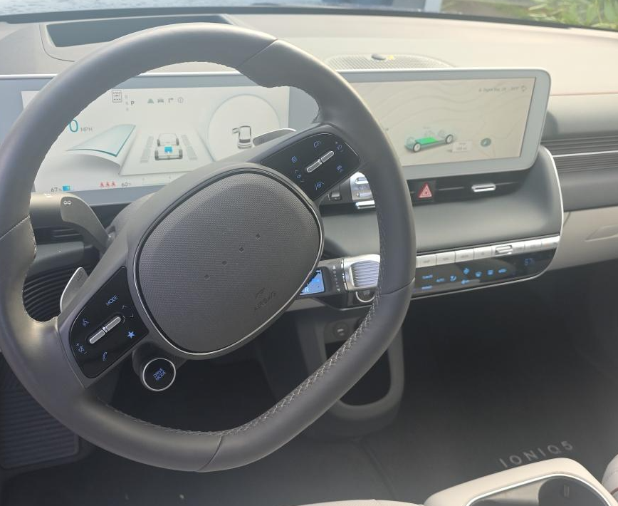 Used 2024 Green Hyundai Limited image 8