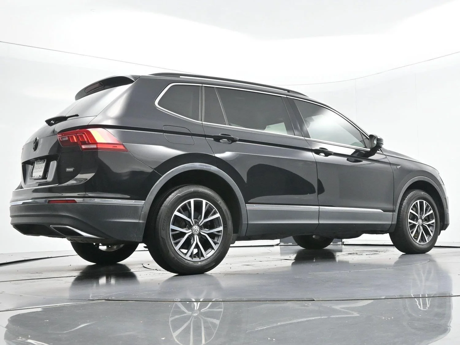 Used 2020 Deep Black Pearl Volkswagen SE image 50