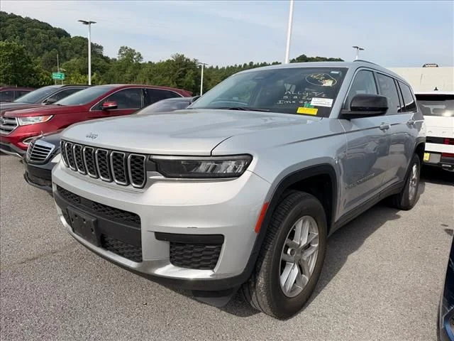 Used 2022 Silver Jeep Laredo image 2