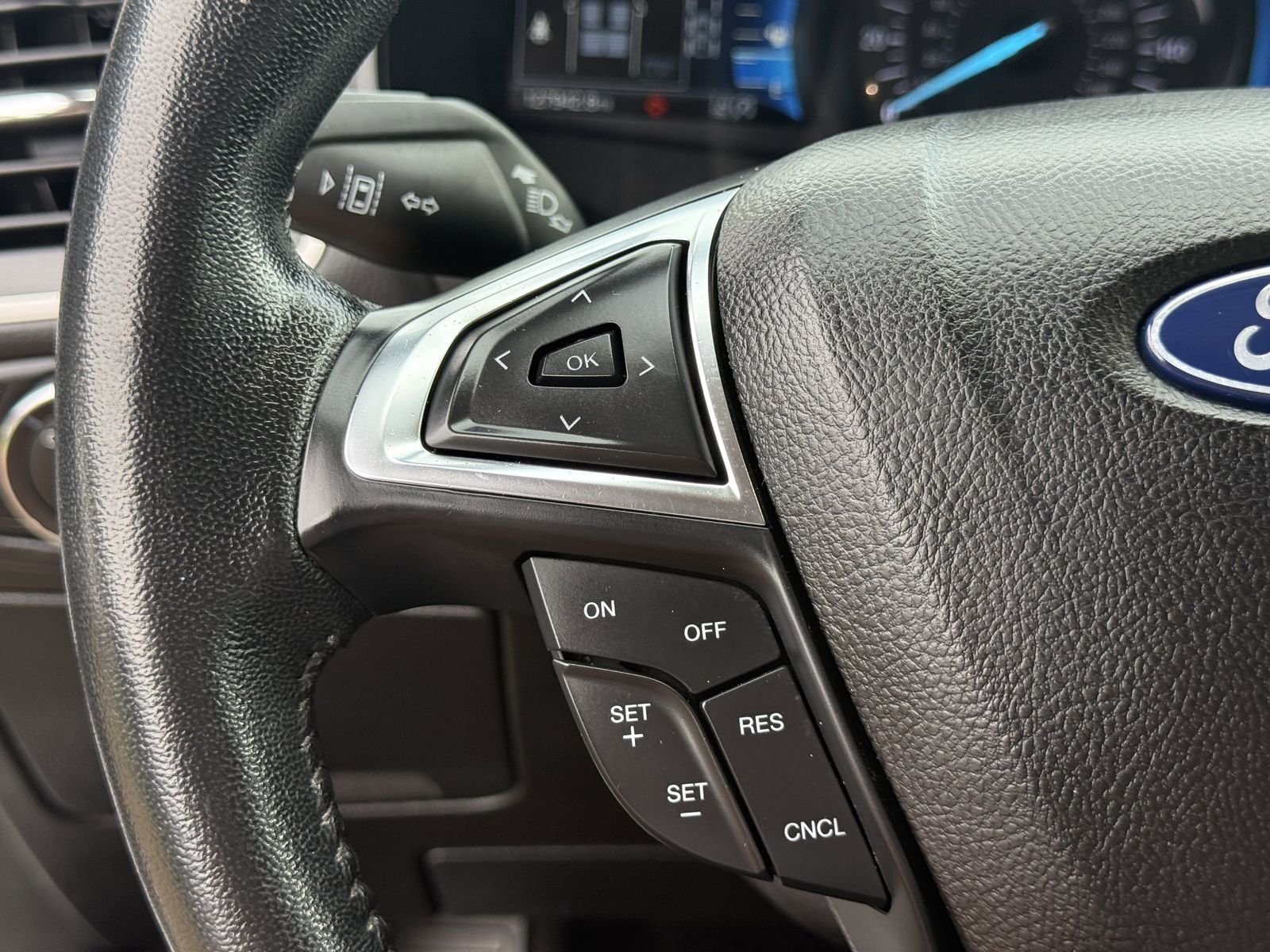 Used 2022 Oxford White Ford SEL image 29