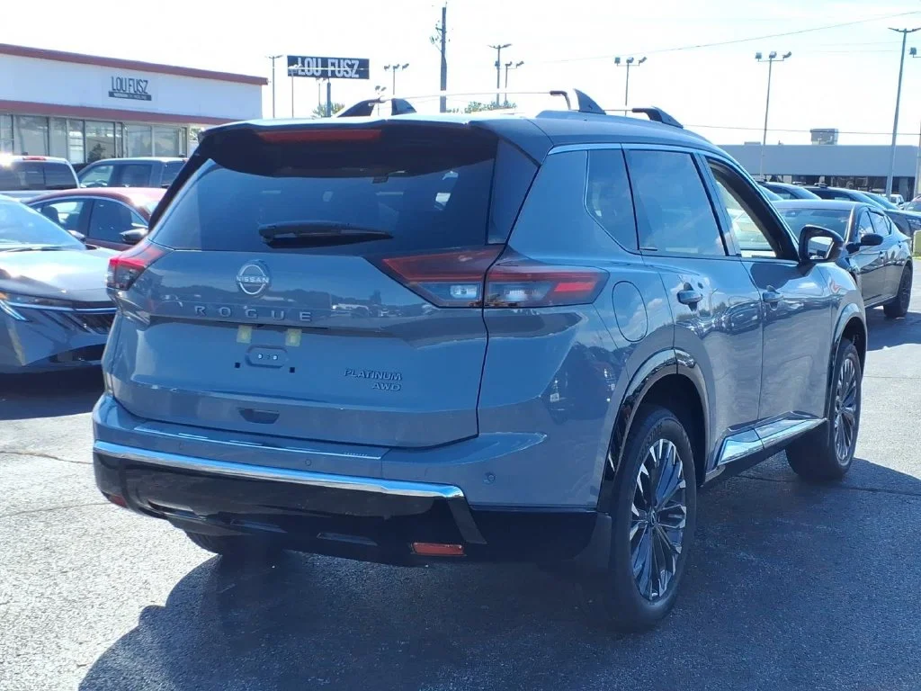 New 2026 Boulder Gray Pearl / Super Black Two-tone Nissan Platinum image 3