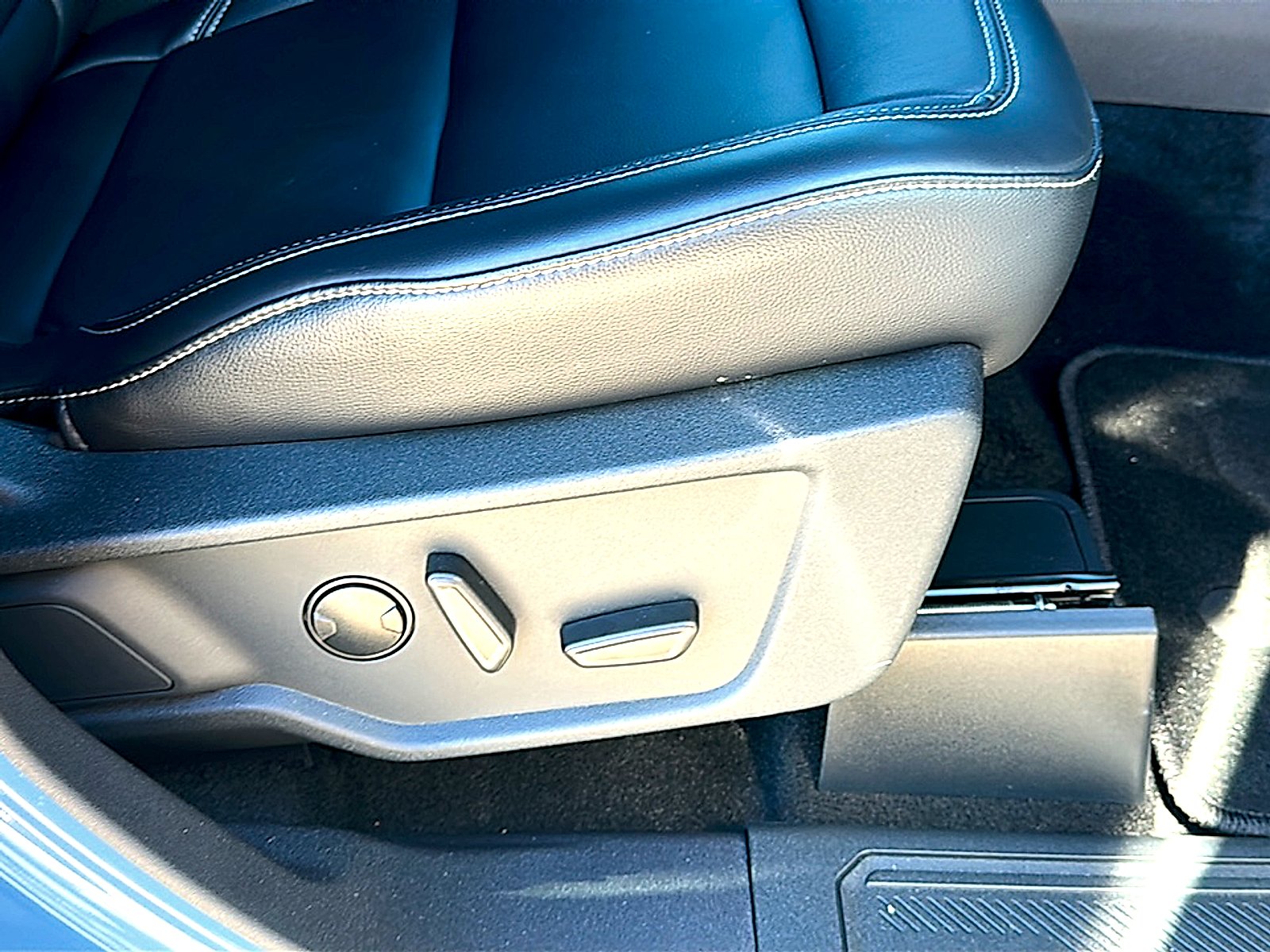 Used 2025 Azure Gray Metallic Tri-Coat Ford Outer Banks image 26