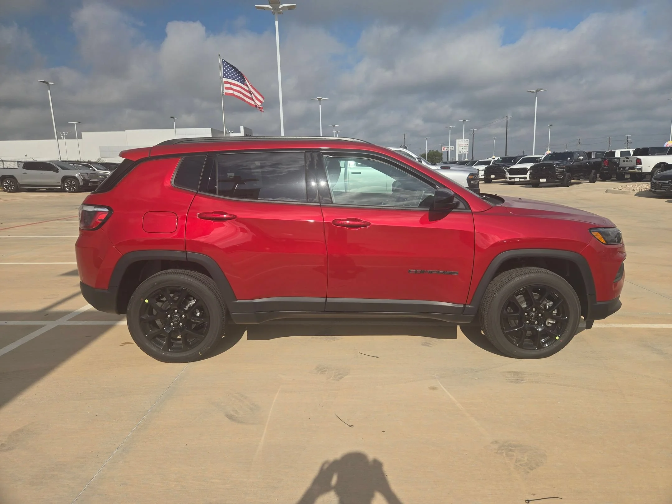 New 2026 Red Hot Pearl-Coat Exterior Paint Jeep Latitude image 2