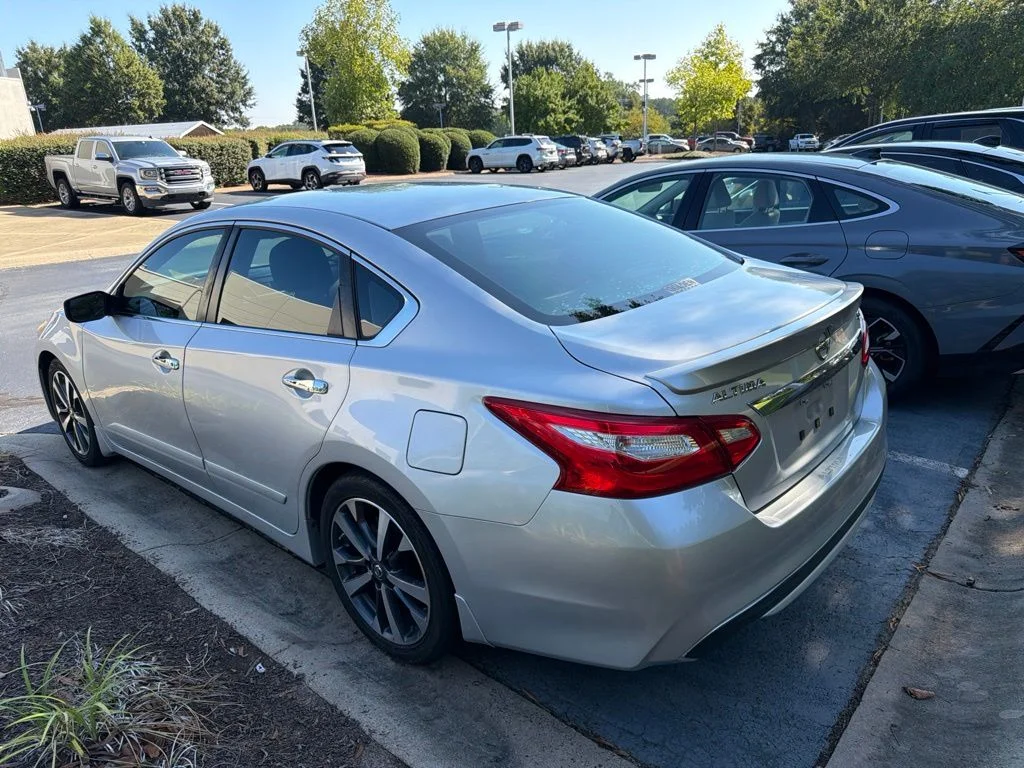 Used 2016 Silver Nissan 2.5 SR image 4
