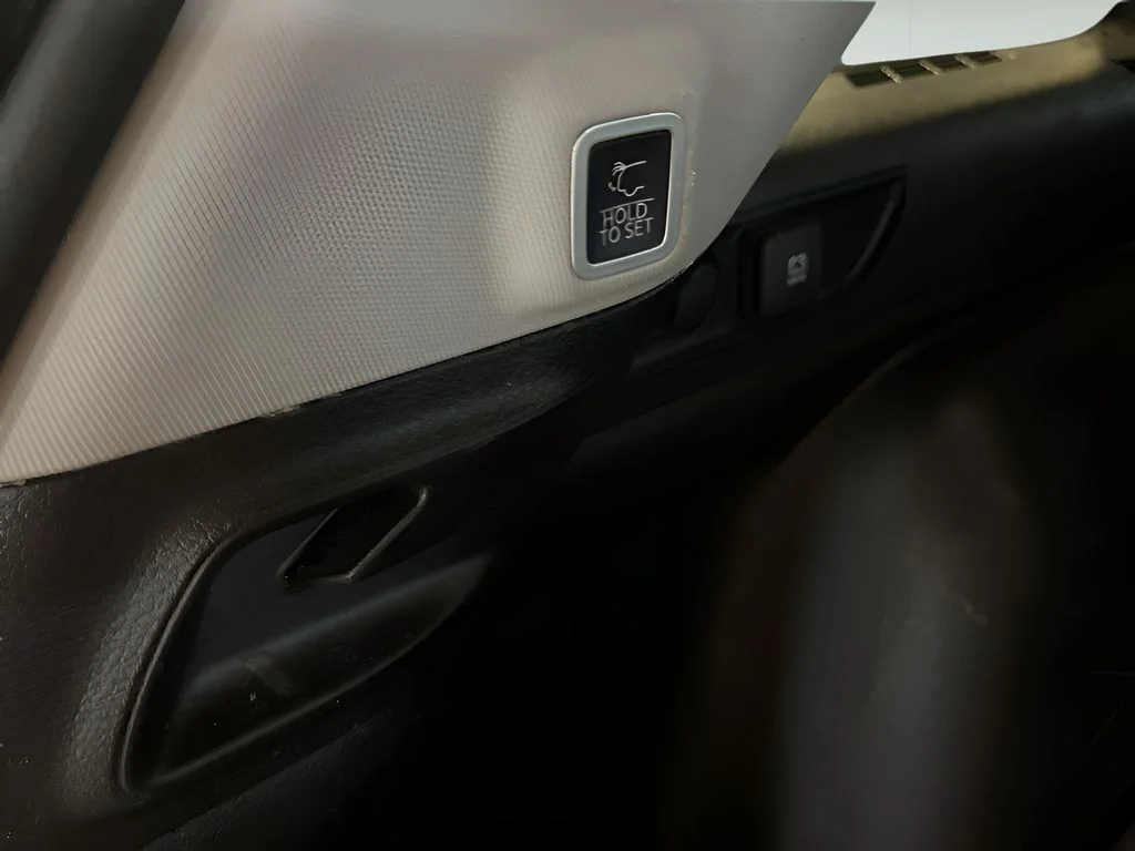 Used 2023 Diamond Black Crystal Pearl Jeep Limited image 24