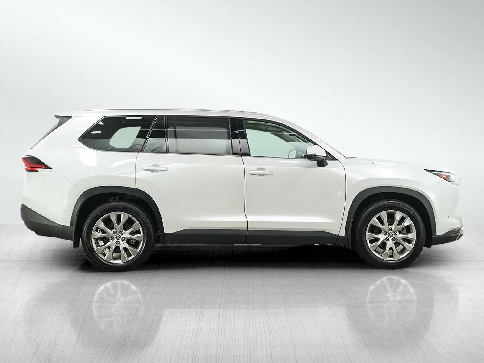 Used 2025  Toyota XLE image 6