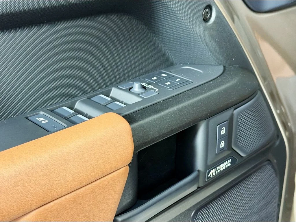 New 2026 Petra Copper Land Rover  OCTA image 18