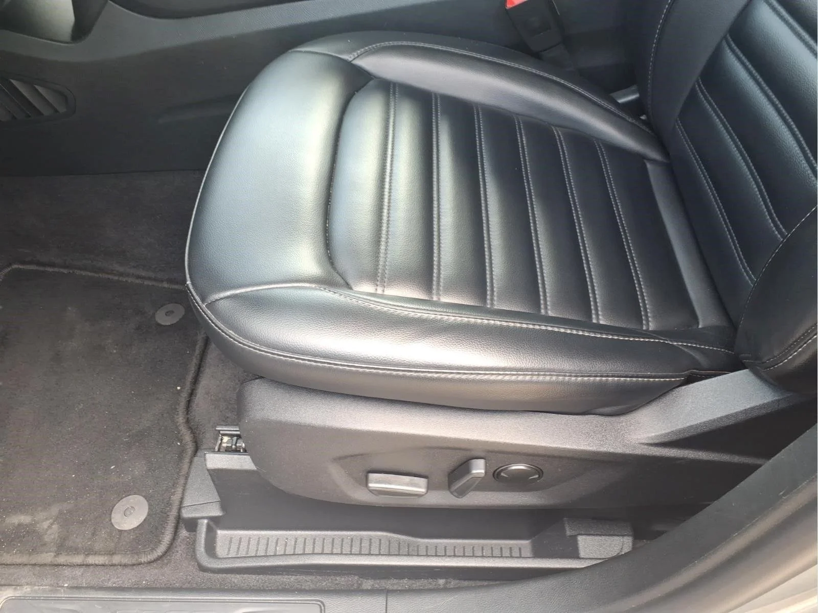 Used 2024 Silver Ford SEL image 17