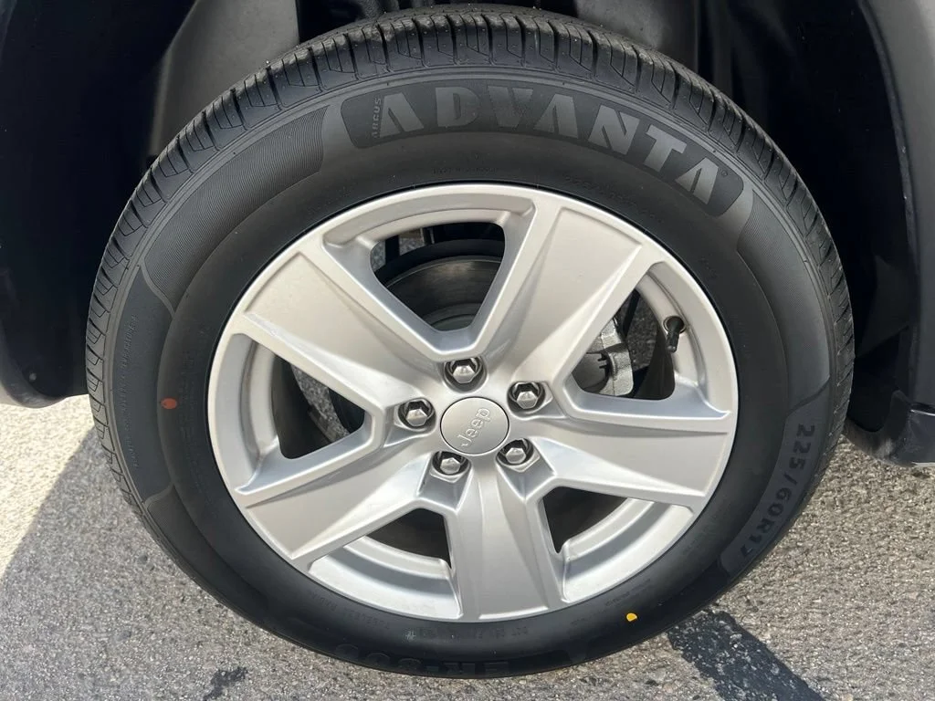 Used 2022  Jeep Latitude image 32