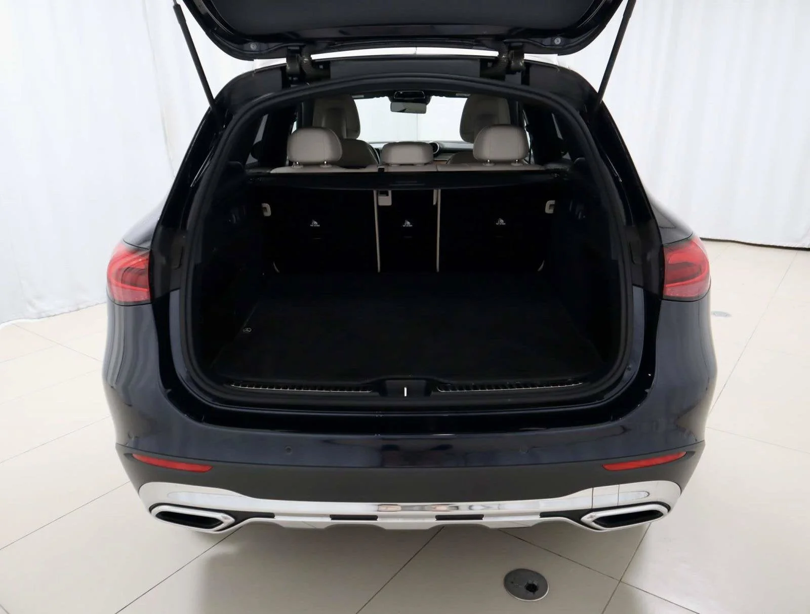 Used 2023 Nautical Blue Metallic Mercedes-Benz GLC 300 image 11