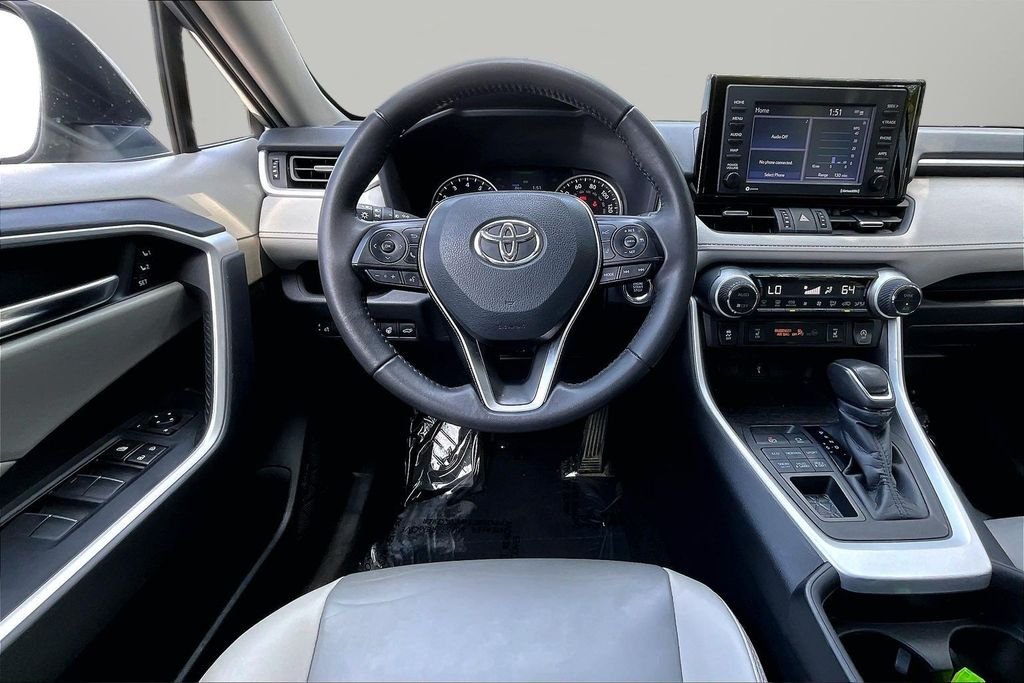 Used 2021 Silver Toyota XLE Premium image 8
