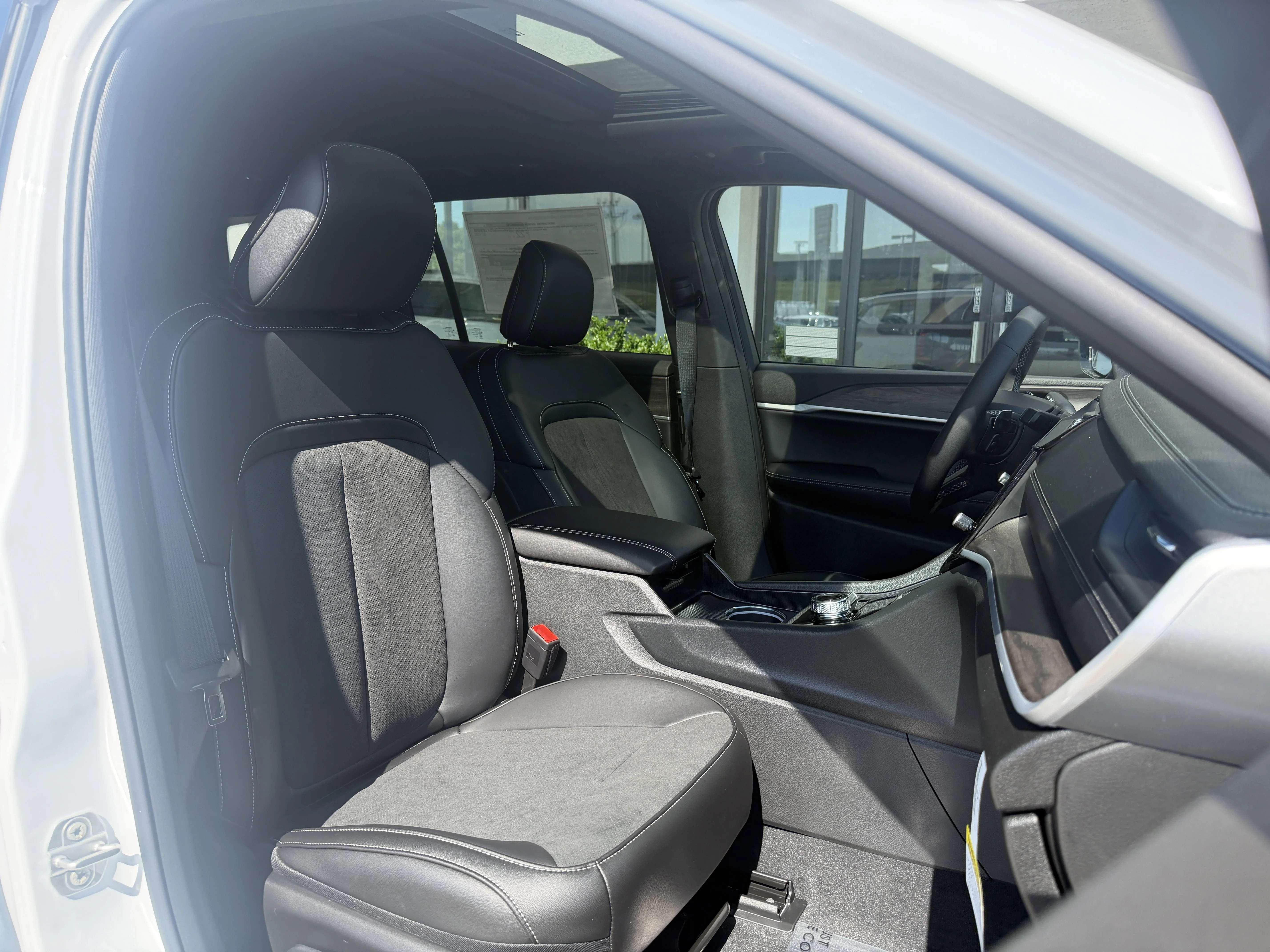New 2026 Bright White Clear-Coat Exterior Paint Jeep Altitude image 22