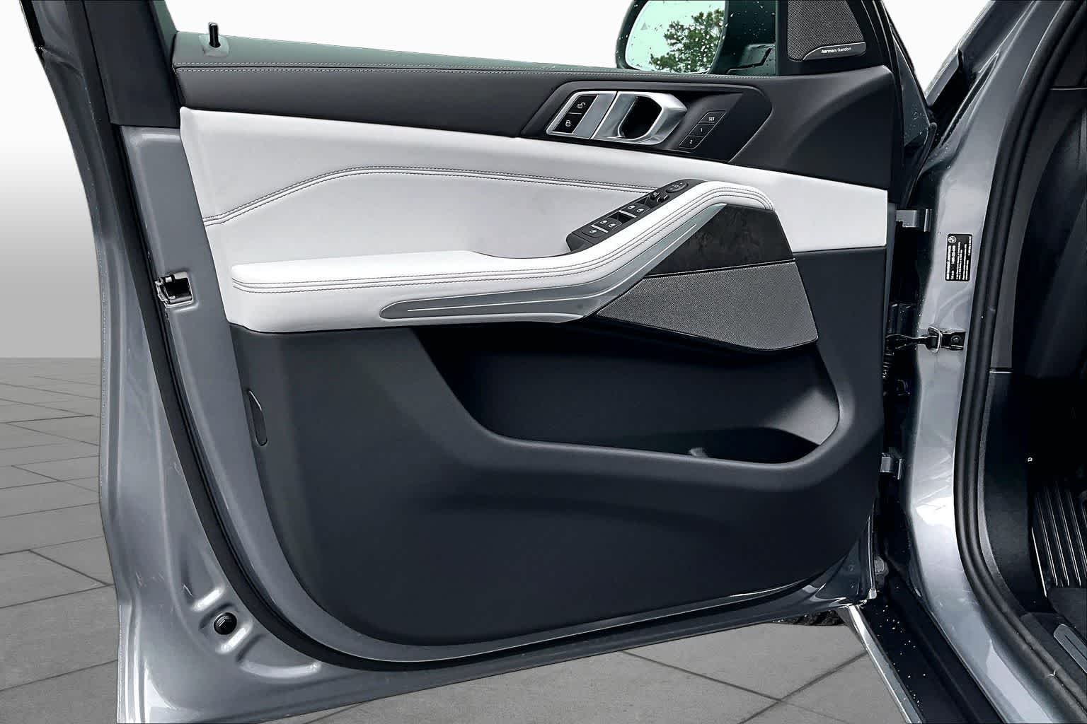 New 2026 Skyscraper Grey Metallic BMW xDrive40i image 10