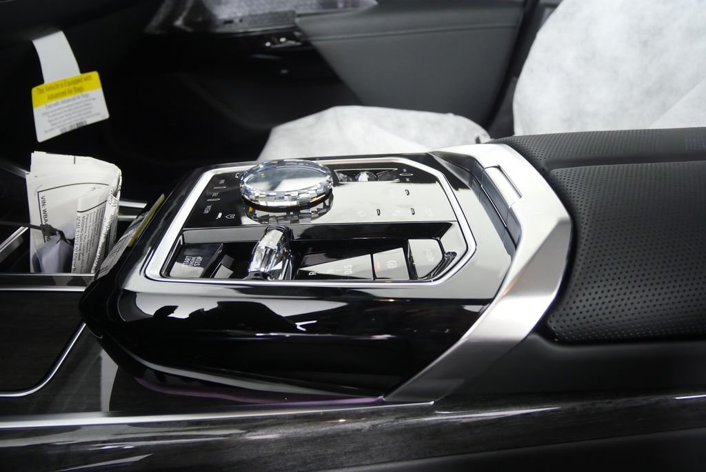 Used 2026 Black Sapphire Metallic BMW 750e xDrive image 23