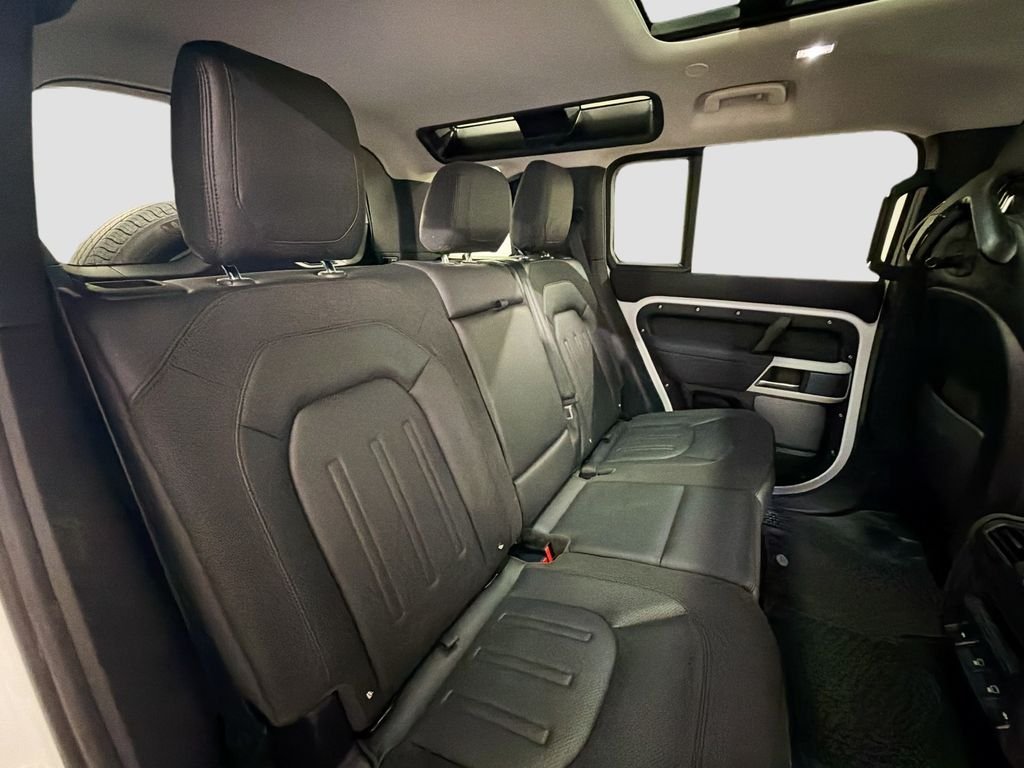 Used 2021 White Land Rover SE image 28