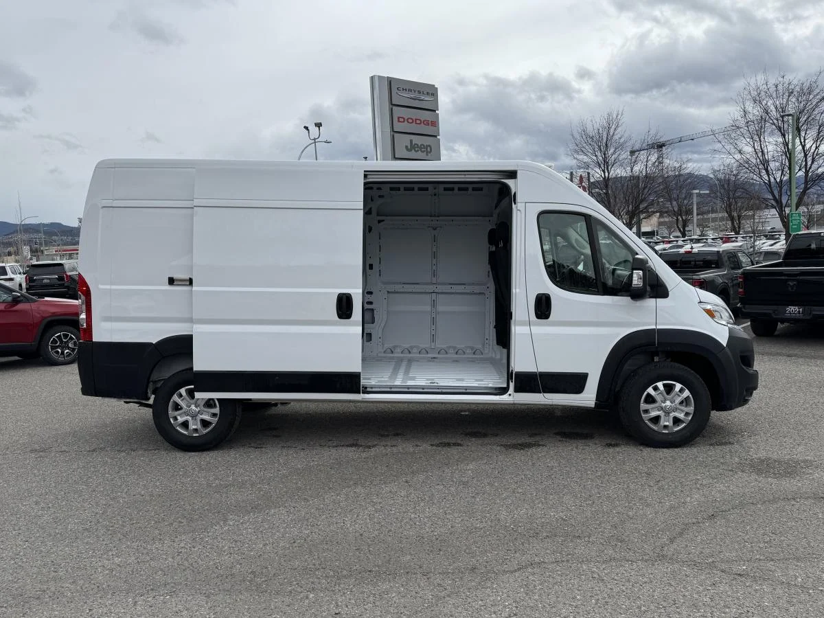 Used 2025 White RAM SLT image 5