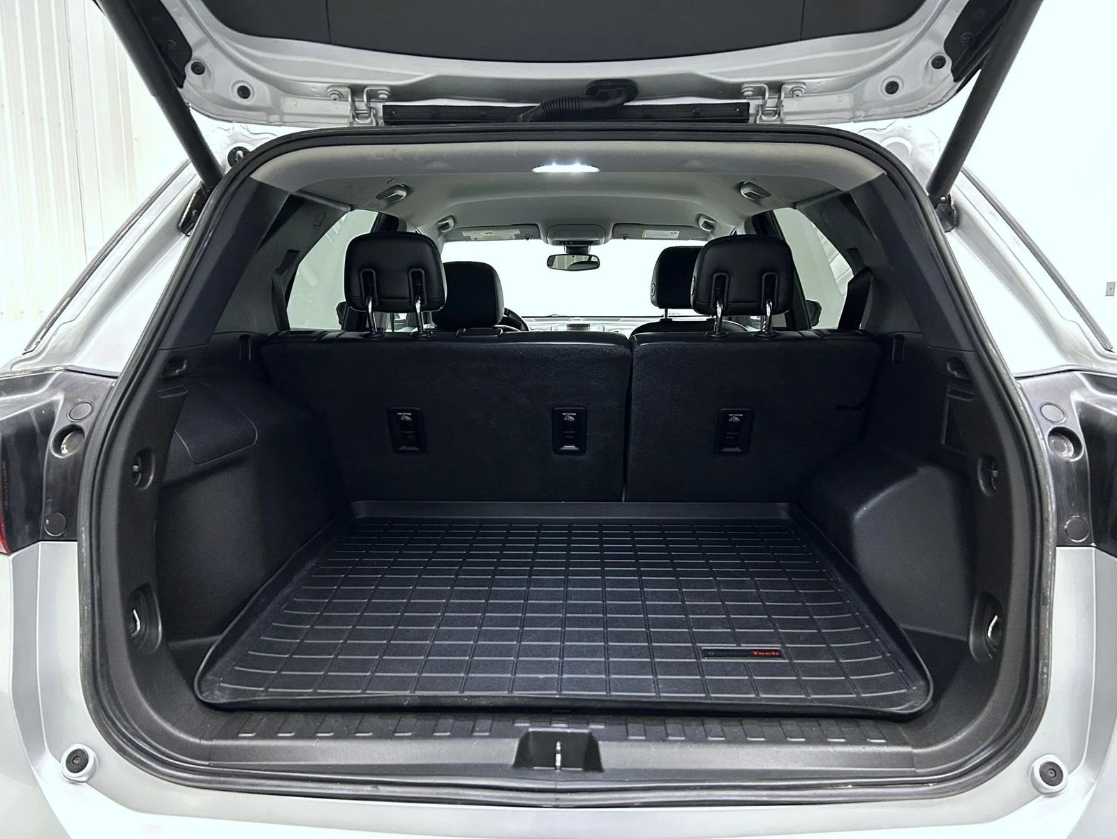 Used 2018 Silver Chevrolet Premier image 21
