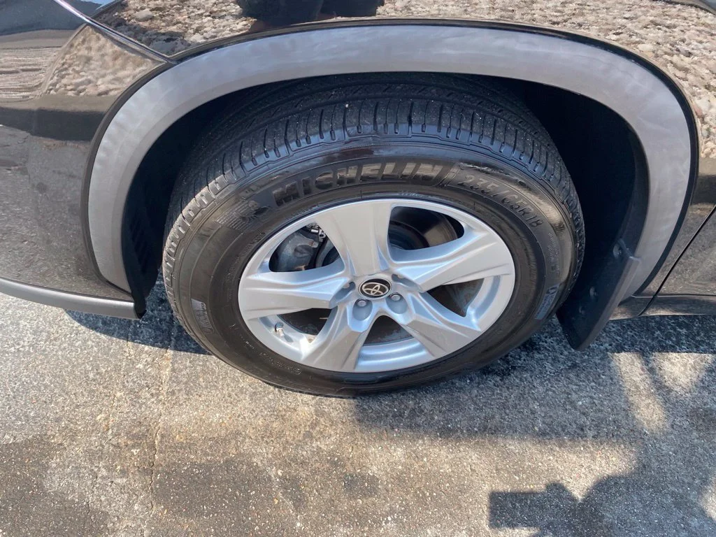 Used 2023 Black Toyota L image 18