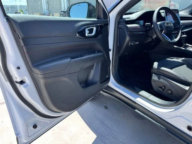 New 2026 Bright White Clear-Coat Exterior Paint Jeep Trailhawk image 14