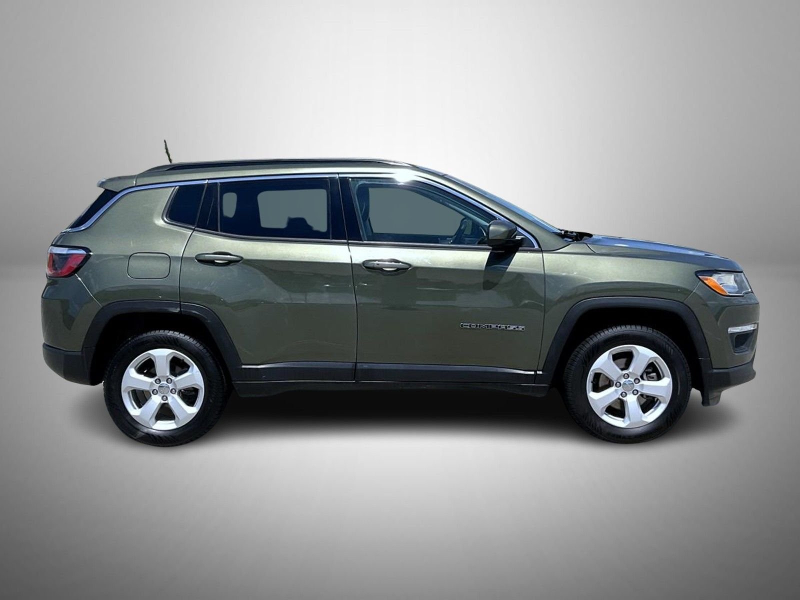 Used 2018 Green Jeep Latitude image 4