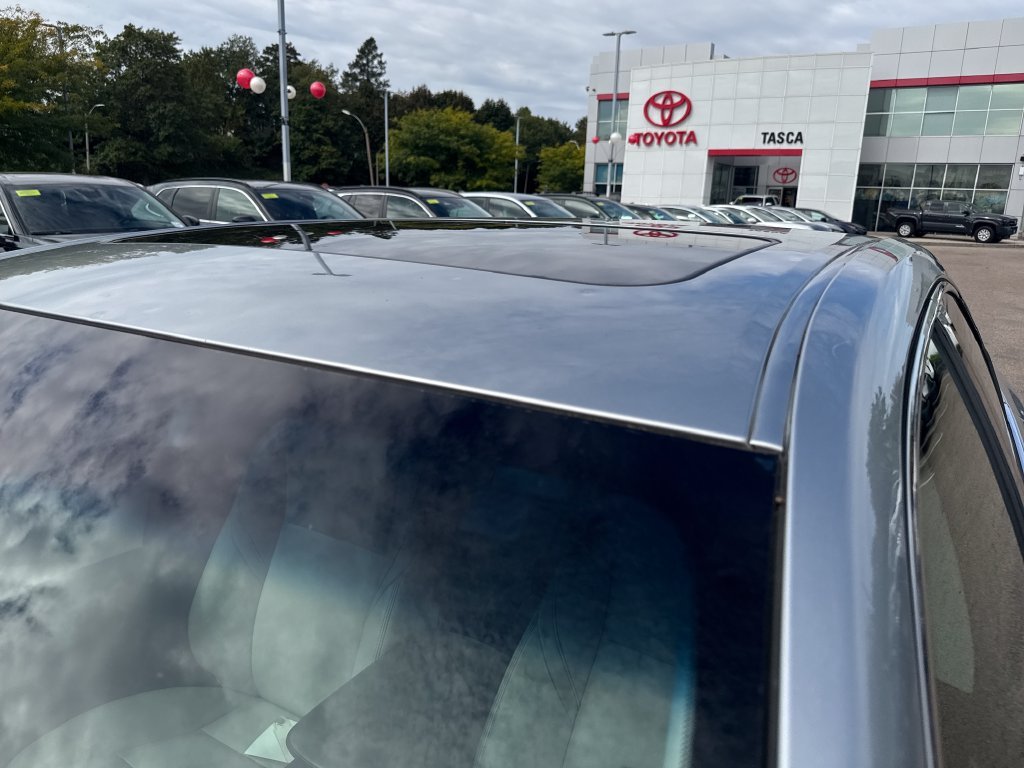 Used 2016 Silver Toyota XLE Premium image 46