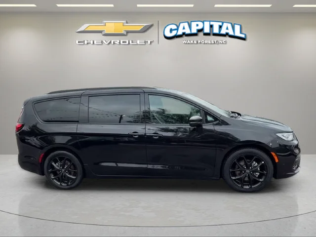 Used 2026  Chrysler Limited image 6