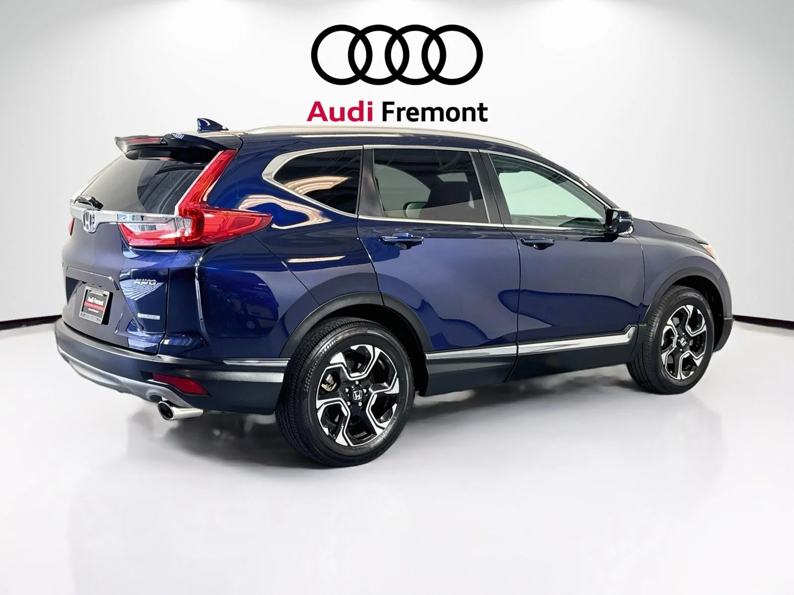 Used 2018 Obsidian Blue Pearl Honda Touring image 5