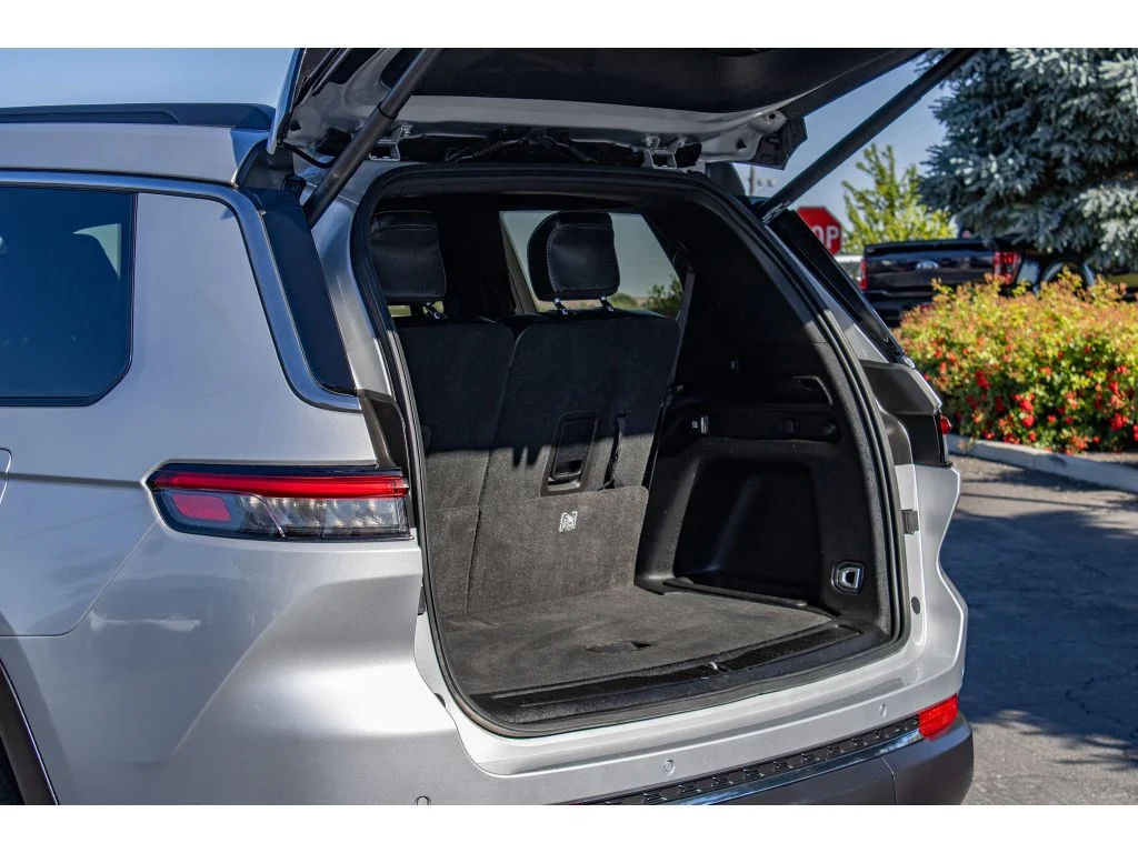 Used 2024 Silver Zynith Jeep Limited image 10
