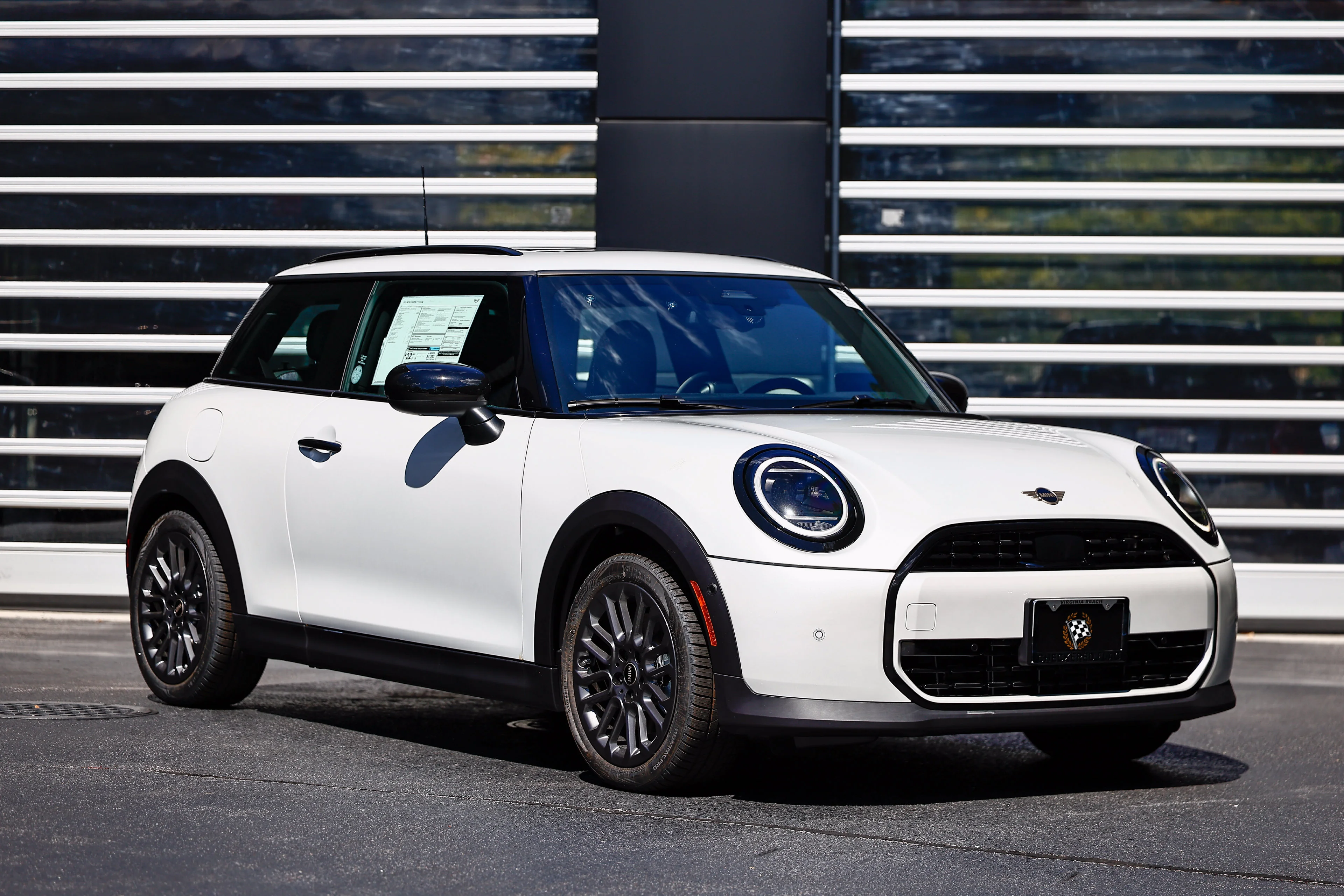 New 2026 White Metallic MINI Signature Plus image 1