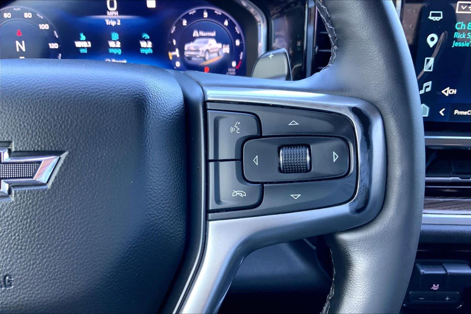 Used 2025 Summit White Chevrolet RST image 25