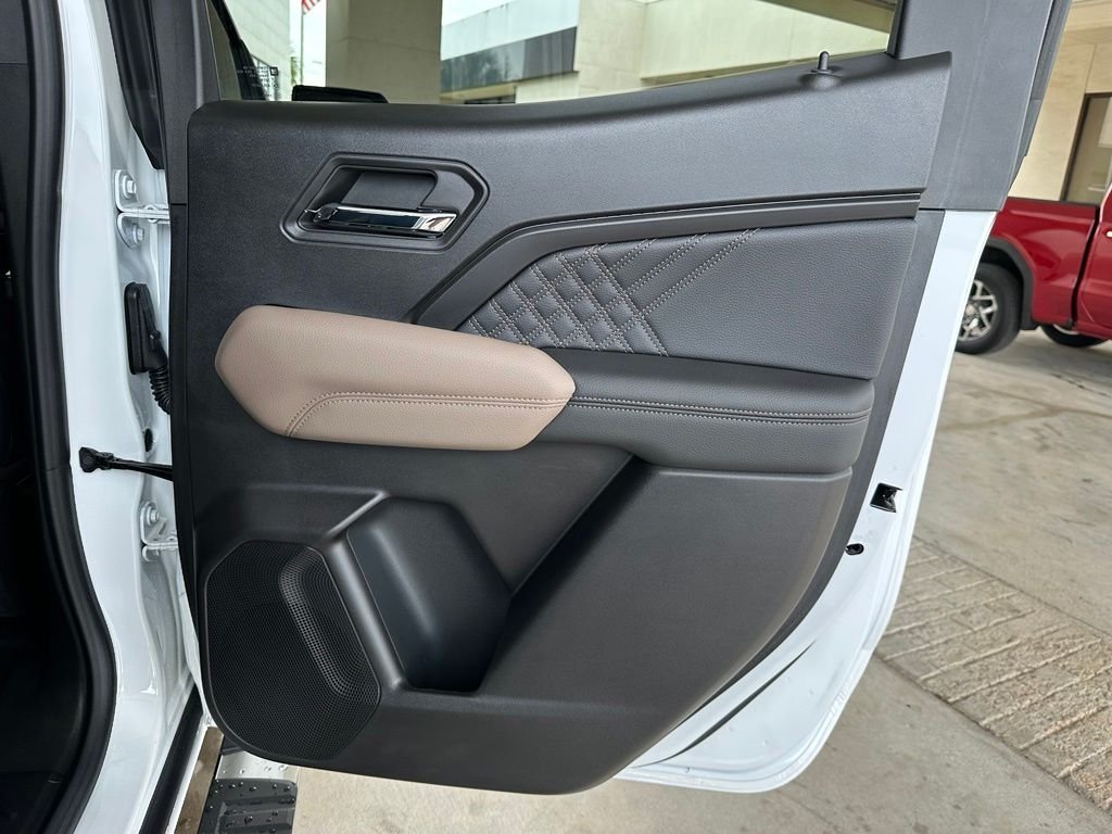 Used 2023 White GMC Denali image 32