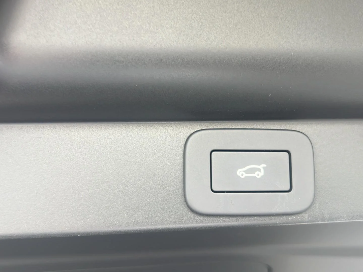 New 2026 Eiger Grey Metallic Land Rover SE image 32
