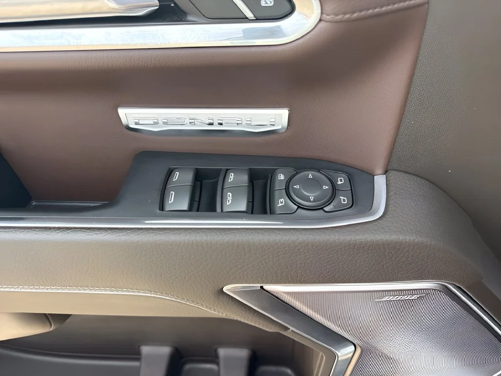 Used 2022 WHITE FROST TRICOAT GMC Denali image 28