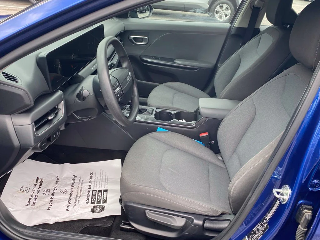 Used 2025  Kia LXS image 6