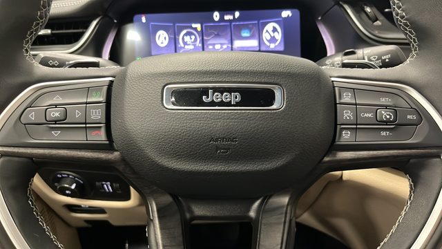 Used 2024 Midnight Sky Jeep Limited image 15