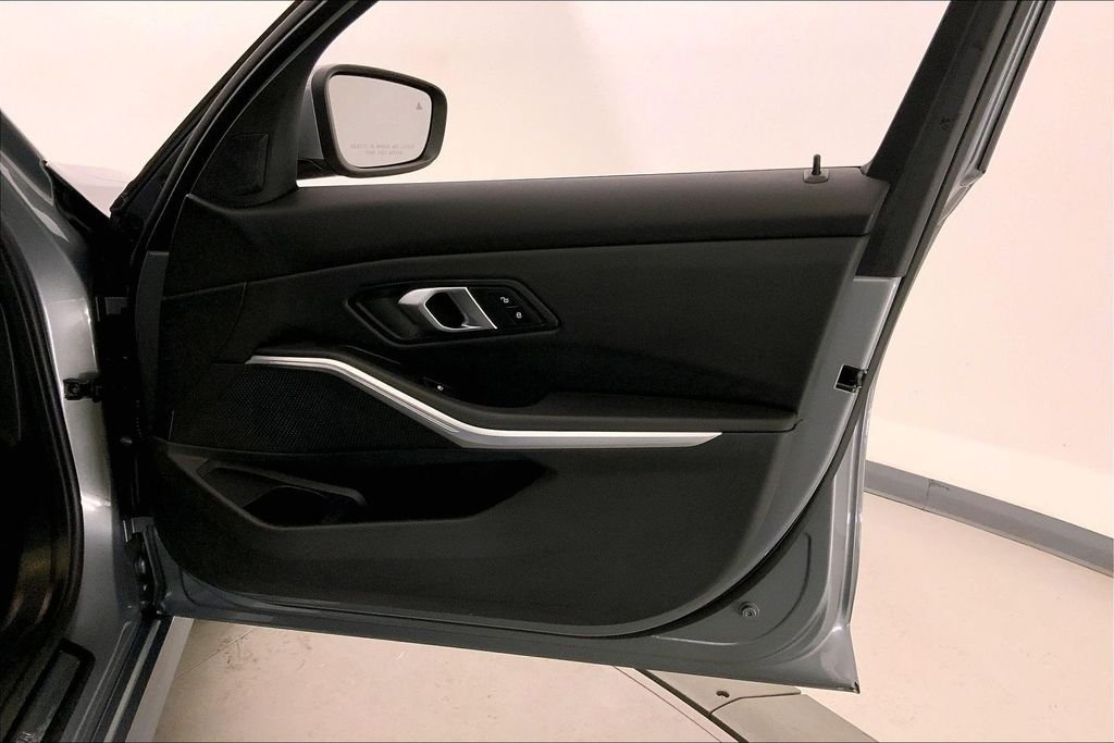 Used 2025 Skyscraper Grey Metallic BMW  image 25