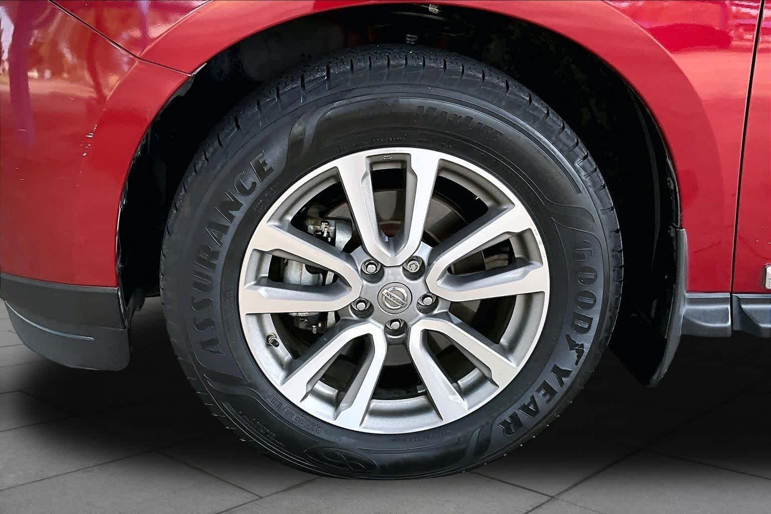 Used 2015 Cayenne Red Nissan SL image 10