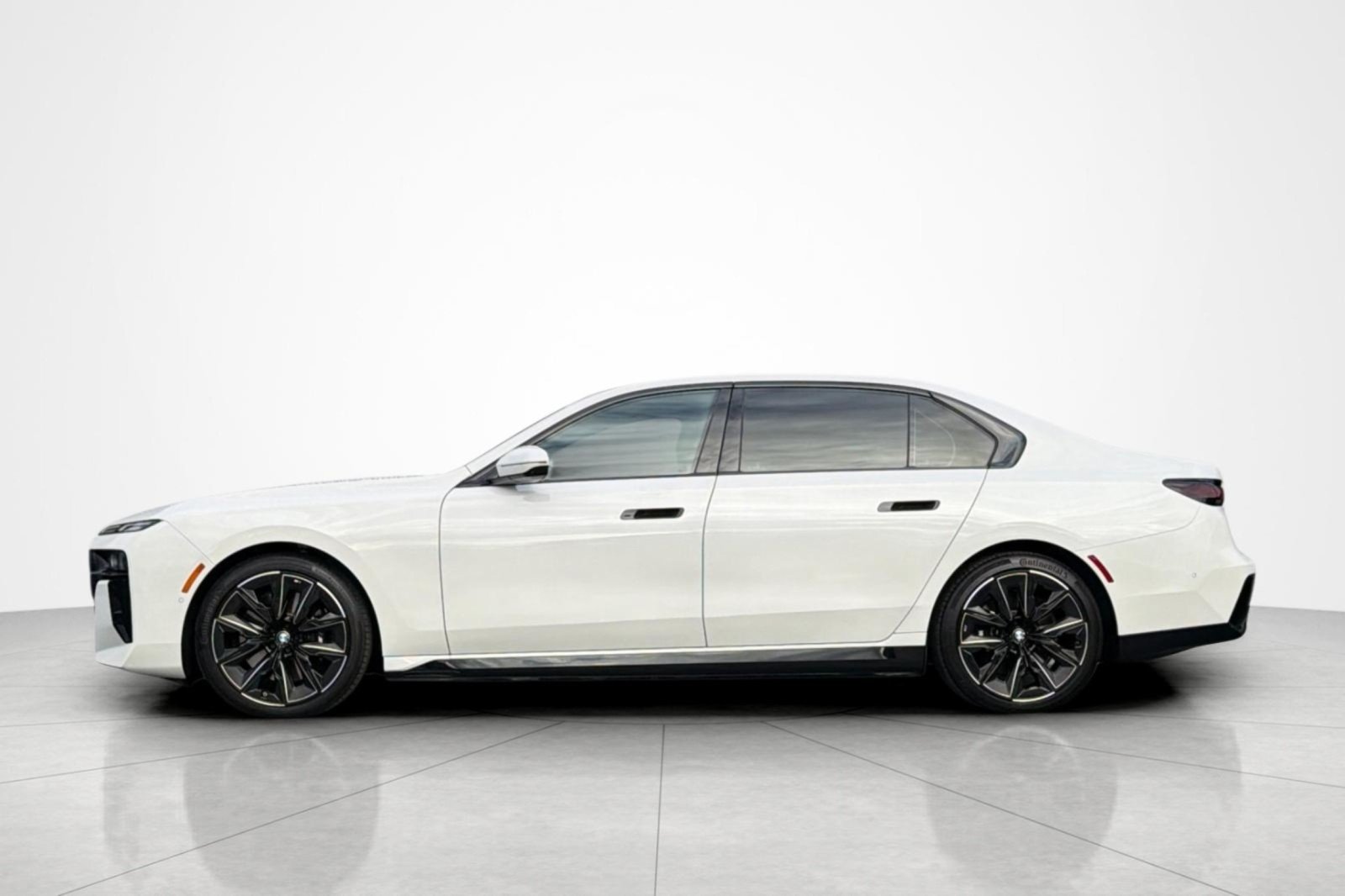Used 2023 Alpine White BMW xDrive60 image 2