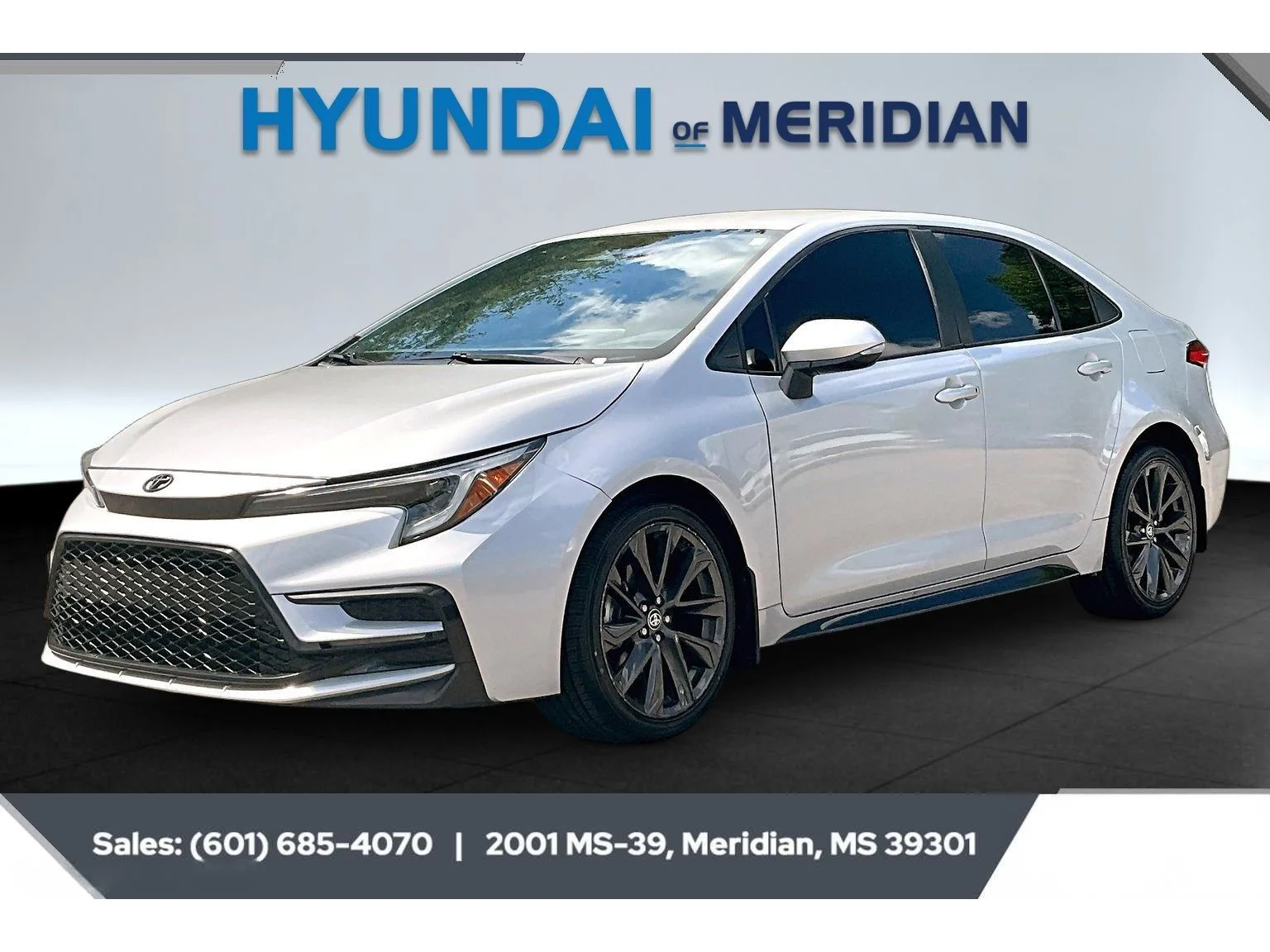 Used 2025 Classic Silver Metallic Toyota SE image 10
