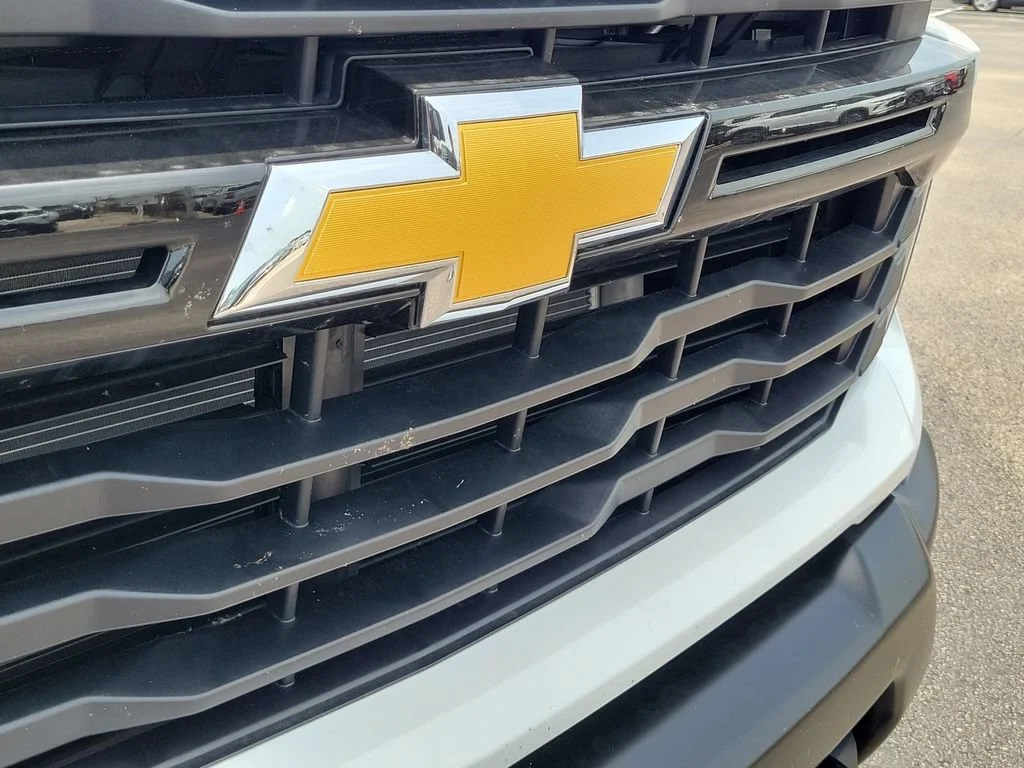 New 2026 Summit White Chevrolet WT image 19