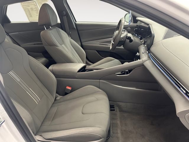 Used 2025 White Hyundai SEL Convenience image 15