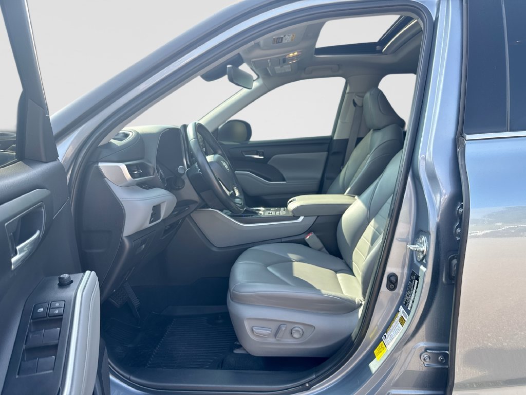 Used 2022 Moon Dust Toyota XLE image 13