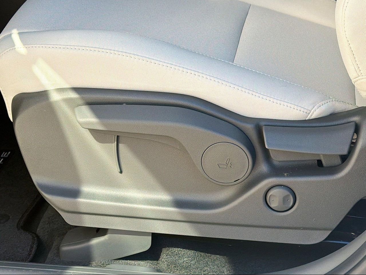 New 2026 Hampton Gray Hyundai SE image 24