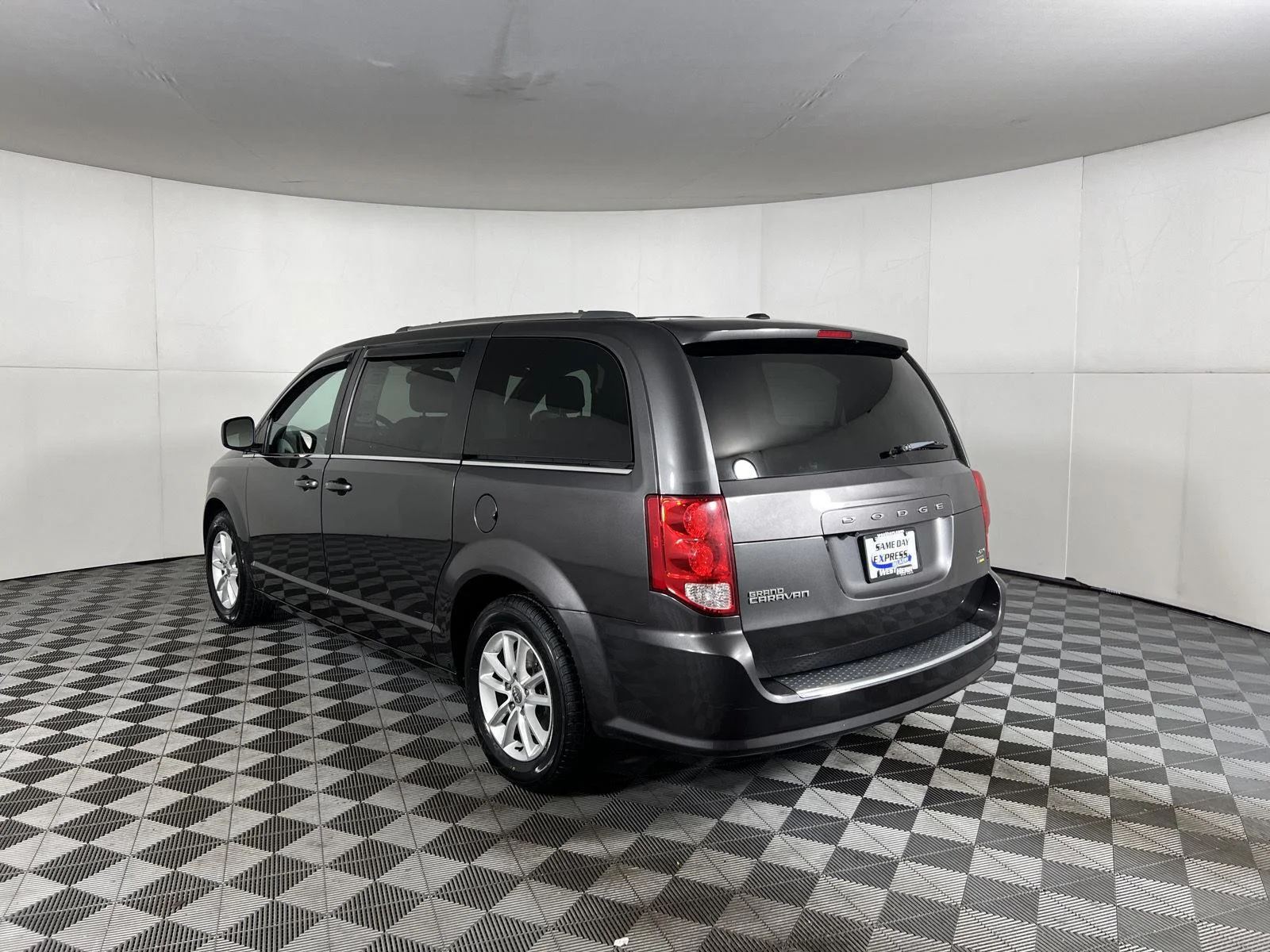 Used 2019 Granite Pearlcoat Dodge SXT image 10