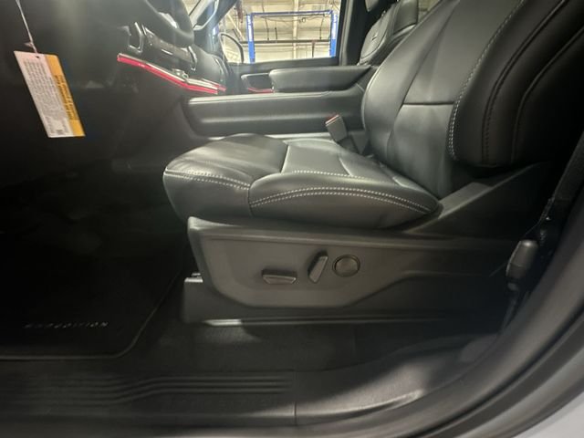 New 2027 Gray Ford Platinum image 18