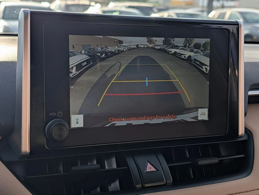 2025 Toyota RAV4 XLE - Photo 22